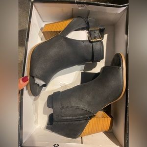 Fergalicious black Chelsea boot heals